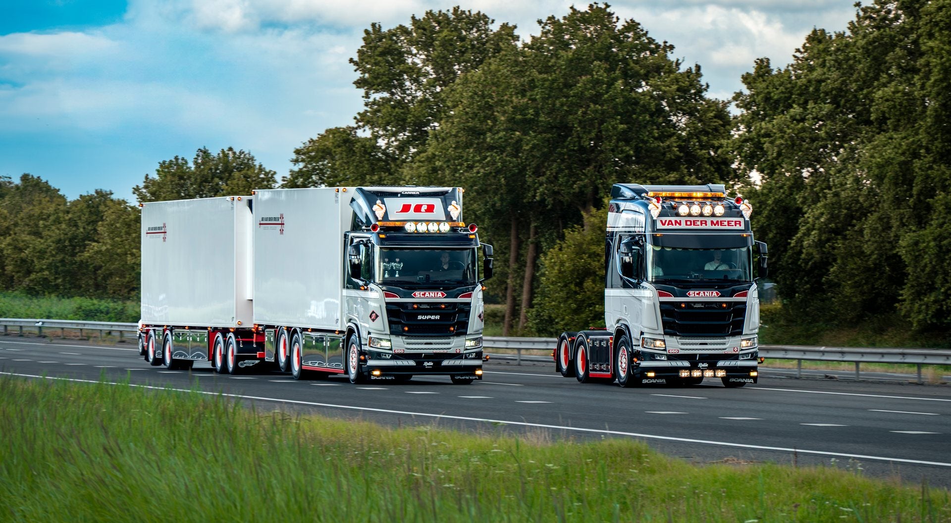 Twee Scania Super trucks met Rollin Truckstyle maatwerk op de snelweg