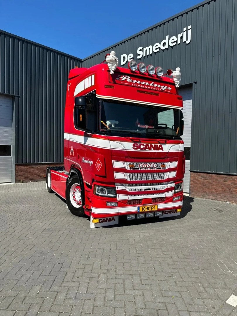 Rode Scania bij De Smederij